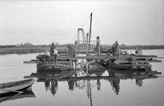 847519 Afbeelding van het transport per schip van de liggers voor een brug in de P03 (de provinciale weg ...